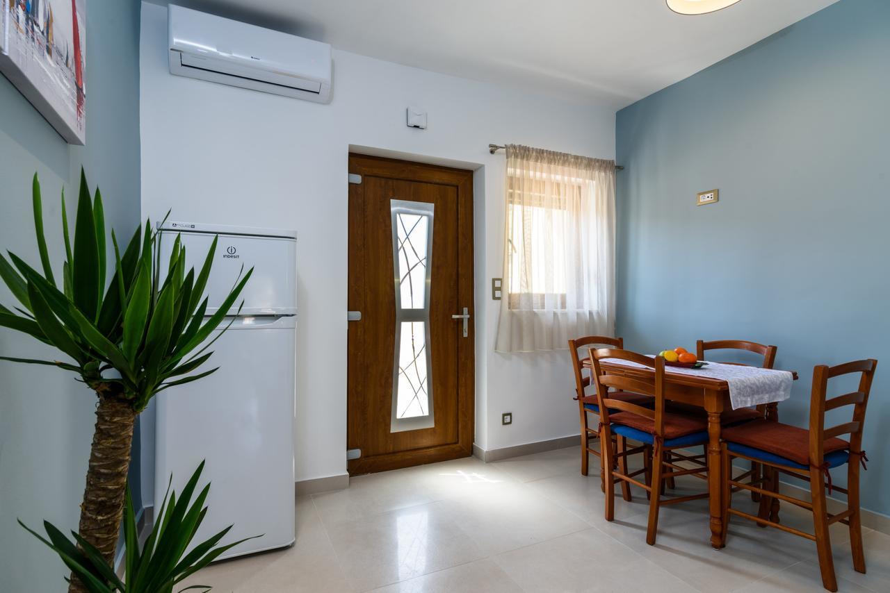 Apartmani Marko I Ana มารีนา ภายนอก รูปภาพ